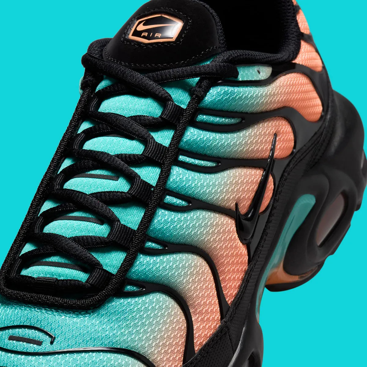 nike air max plus coloré été, nike, tn, chaussure confortable, semelle avec bulle d'air, vu de devant languette et swoosh apparant