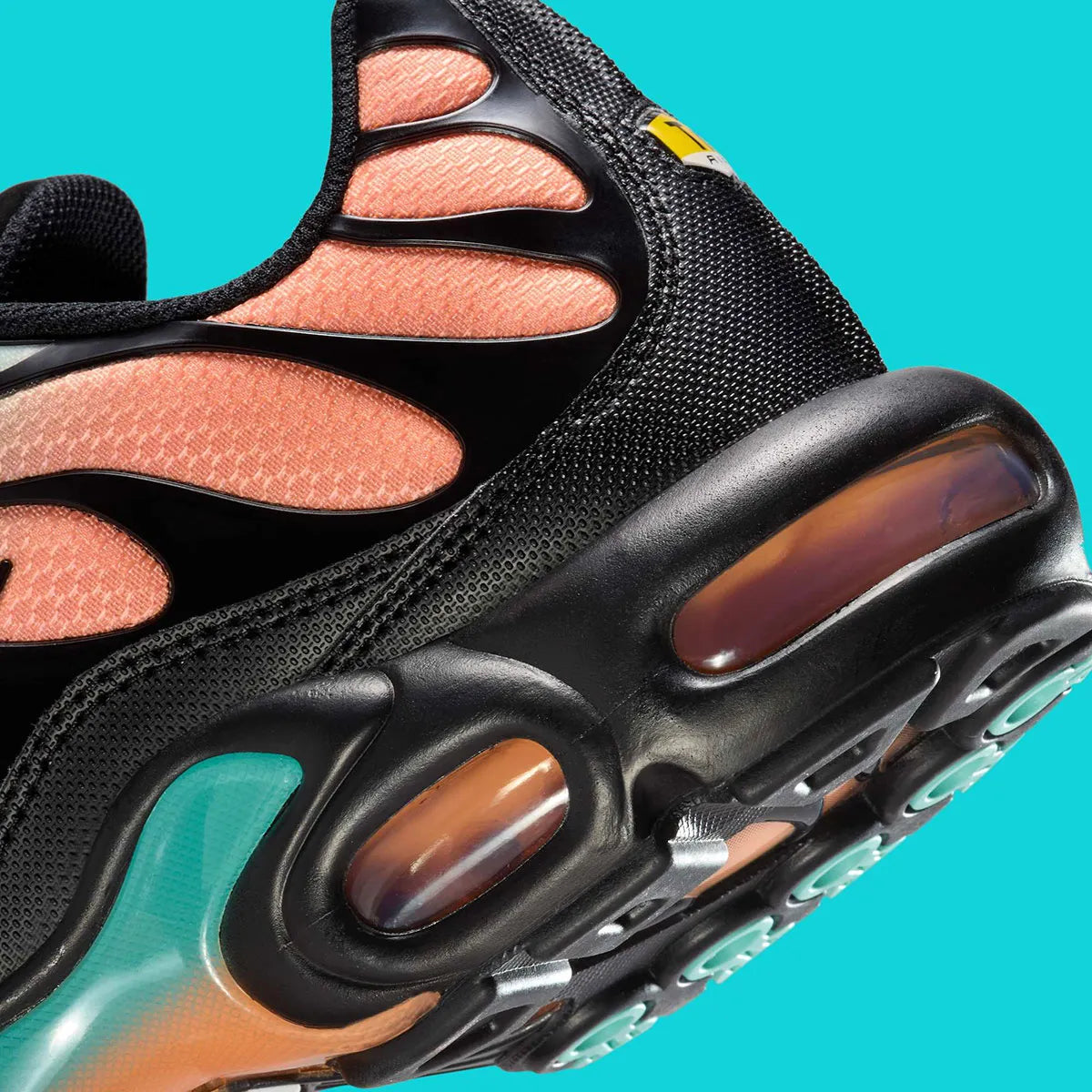 nike air max plus coloré été, nike, tn, chaussure confortable, semelle avec bulle d'air, vu de coté du talon, logo tn 