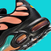 nike air max plus coloré été, nike, tn, chaussure confortable, semelle avec bulle d'air, vu de coté du talon, logo tn 
