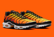 Nike Air Max Plus Sunset avec dégradé jaune orange rouge et unités Tuned Air visibles. Vue 3/4
