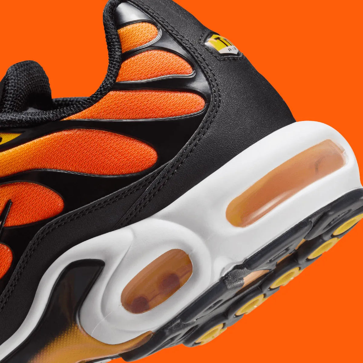 Nike Air Max Plus Sunset avec dégradé jaune orange rouge et unités Tuned Air visibles. Vue zoomé arrière 
