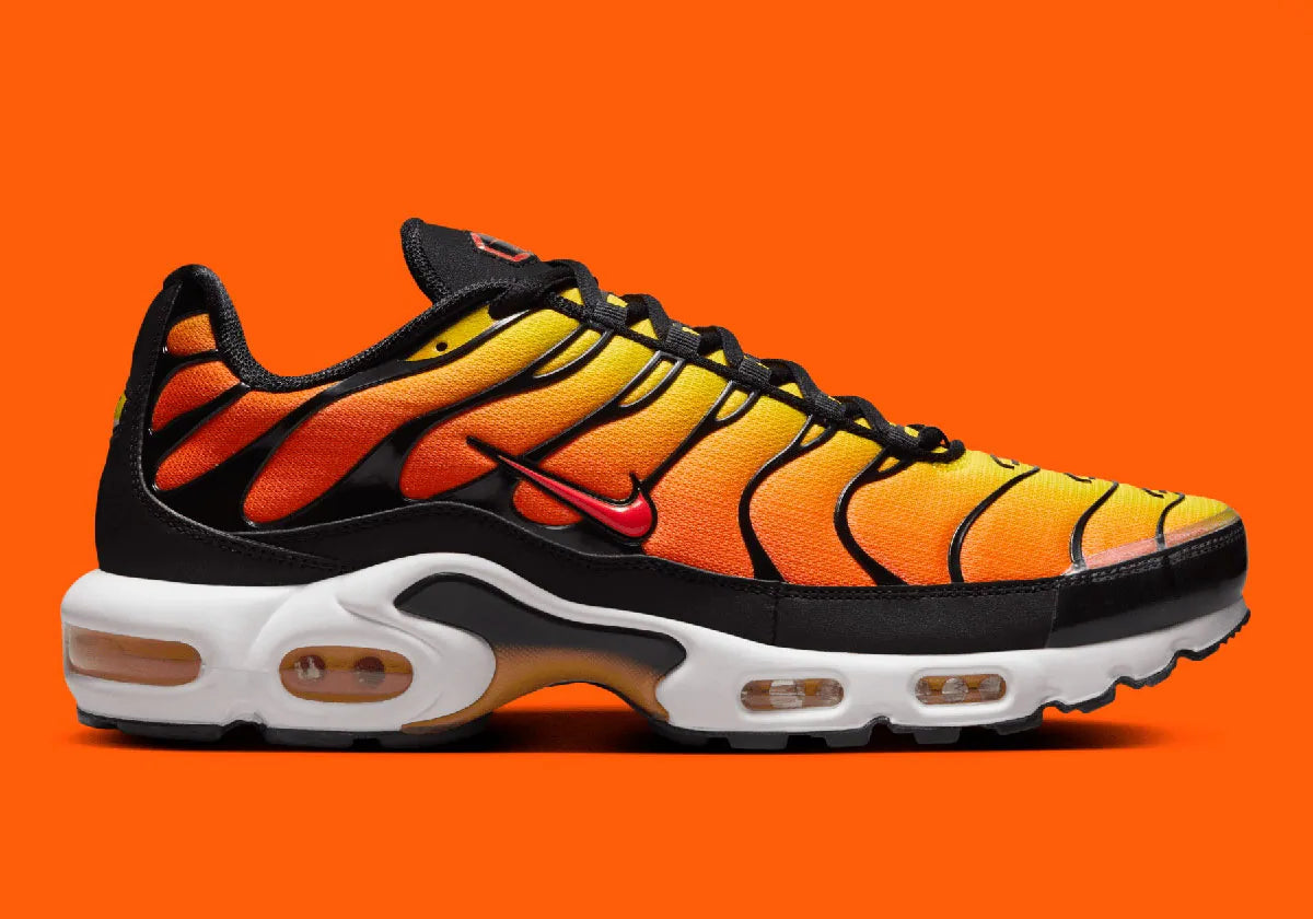 Nike Air Max Plus Sunset avec dégradé jaune orange rouge et unités Tuned Air visibles. Vue de coter 