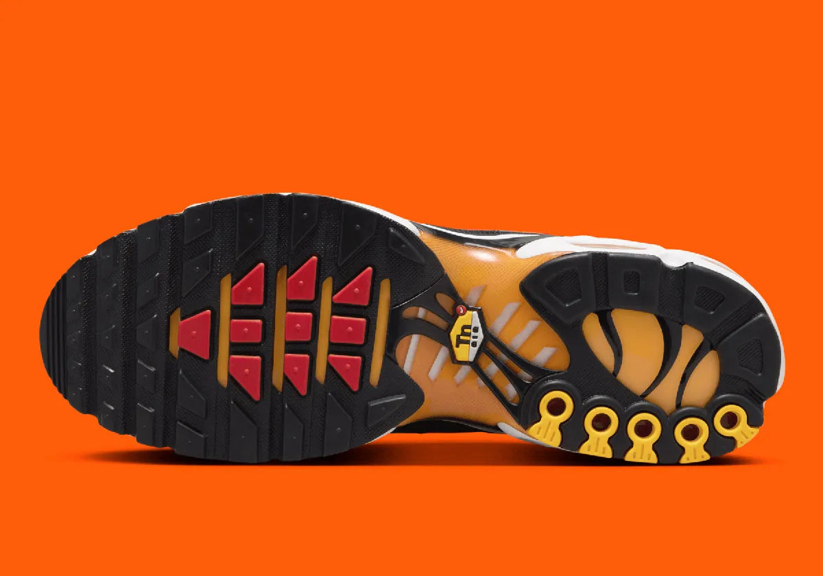 Nike Air Max Plus Sunset avec dégradé jaune orange rouge et unités Tuned Air visibles. Vue du dessous 