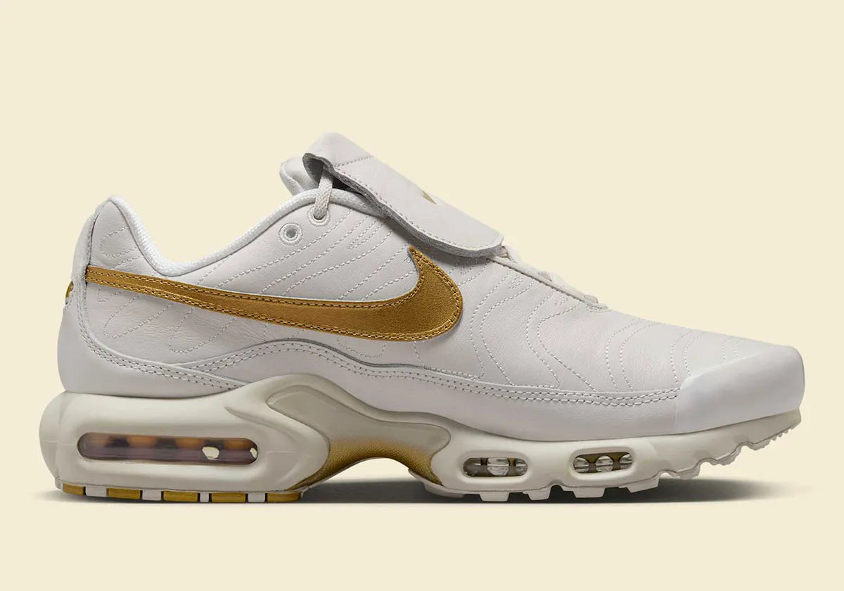 Nike Air Max Plus Tiempo Metallic Gold, sneaker Phantom et dorée en cuir matelassé avec languette football Tiempo et semelle Tuned Air.