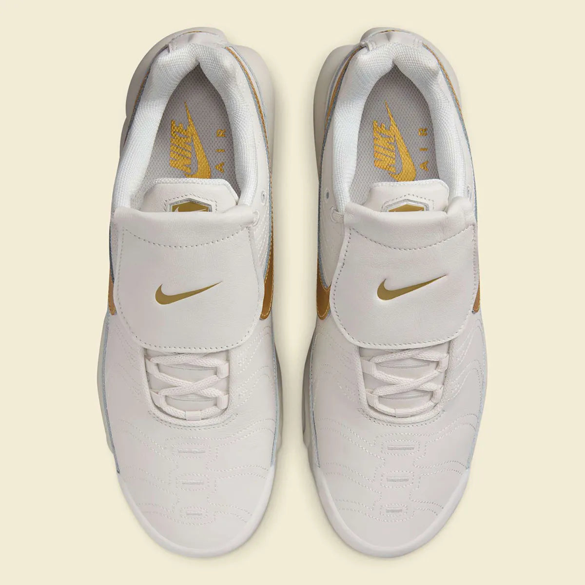 Nike Air Max Plus Tiempo Metallic Gold, sneaker Phantom et dorée en cuir matelassé avec languette football Tiempo et semelle Tuned Air.