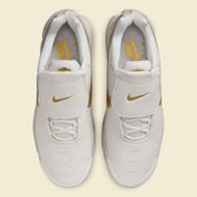 Nike Air Max Plus Tiempo Metallic Gold, sneaker Phantom et dorée en cuir matelassé avec languette football Tiempo et semelle Tuned Air.
