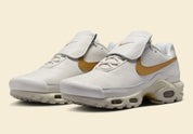 Nike Air Max Plus Tiempo Metallic Gold, sneaker Phantom et dorée en cuir matelassé avec languette football Tiempo et semelle Tuned Air.