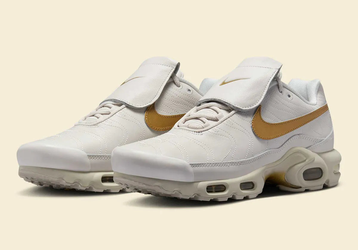 Nike Air Max Plus Tiempo Metallic Gold, sneaker Phantom et dorée en cuir matelassé avec languette football Tiempo et semelle Tuned Air.
