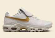 Nike Air Max Plus Tiempo Metallic Gold, sneaker Phantom et dorée en cuir matelassé avec languette football Tiempo et semelle Tuned Air.