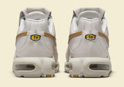 Nike Air Max Plus Tiempo Metallic Gold, sneaker Phantom et dorée en cuir matelassé avec languette football Tiempo et semelle Tuned Air.