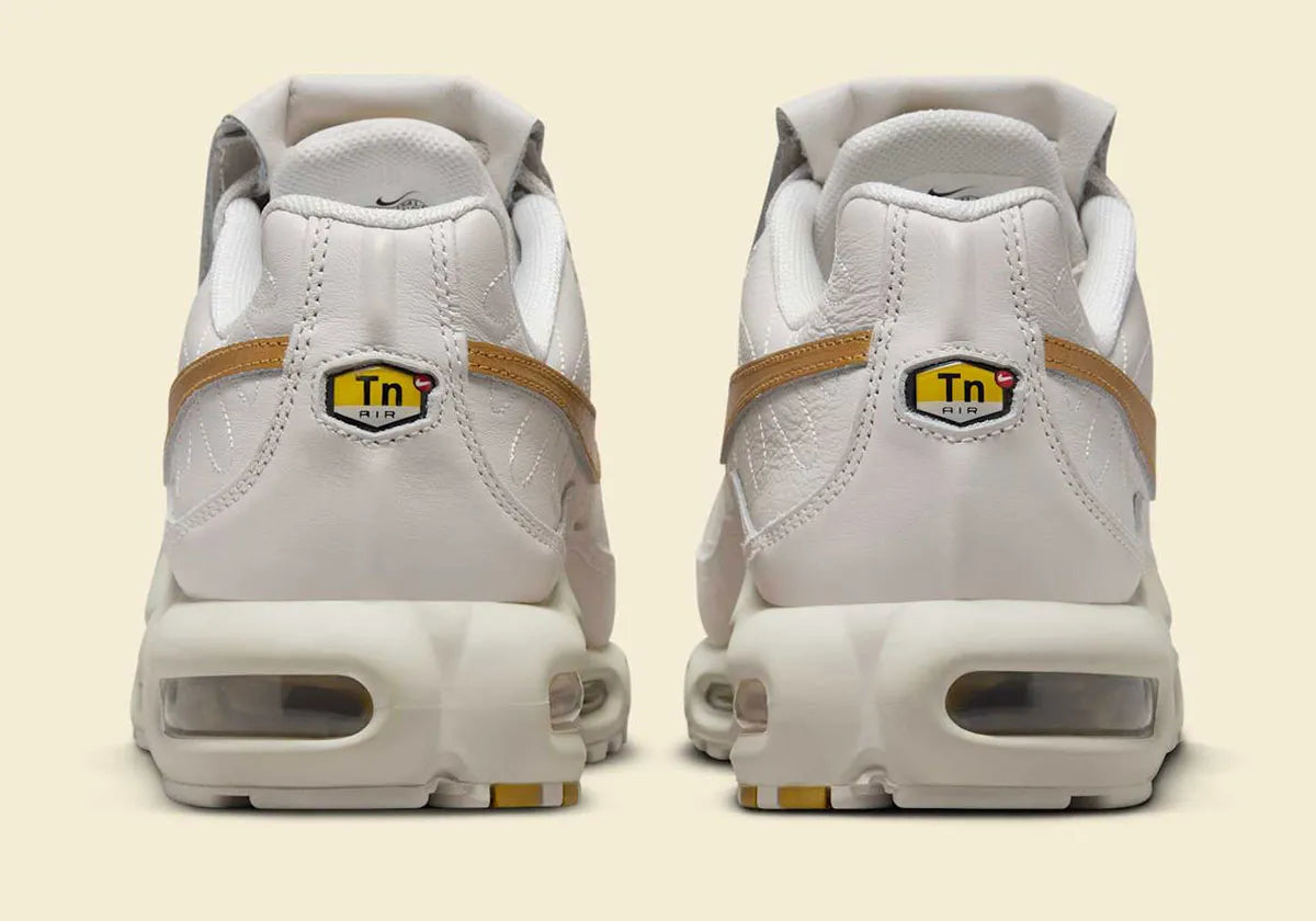 Nike Air Max Plus Tiempo Metallic Gold, sneaker Phantom et dorée en cuir matelassé avec languette football Tiempo et semelle Tuned Air.