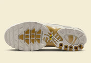 Nike Air Max Plus Tiempo Metallic Gold, sneaker Phantom et dorée en cuir matelassé avec languette football Tiempo et semelle Tuned Air.