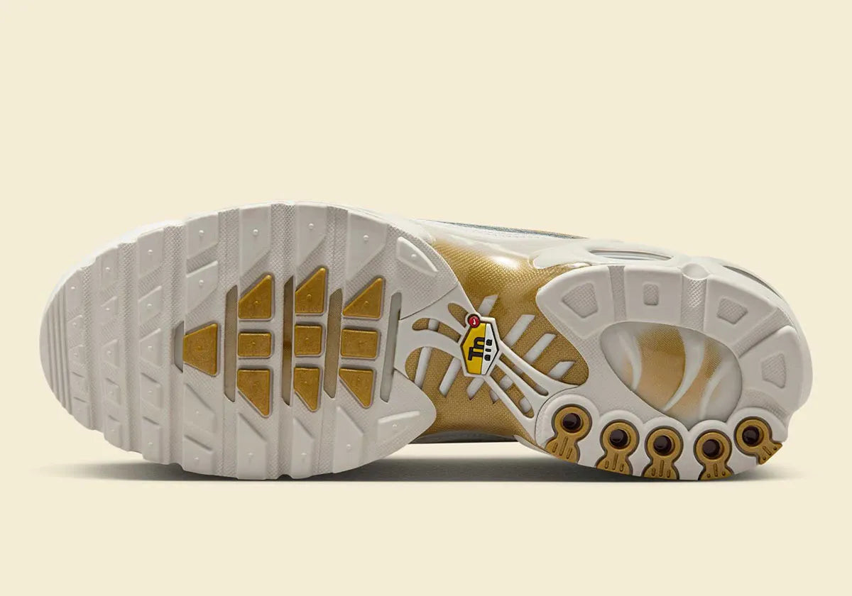 Nike Air Max Plus Tiempo Metallic Gold, sneaker Phantom et dorée en cuir matelassé avec languette football Tiempo et semelle Tuned Air.