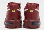 Nike Air Max Plus Tiempo Team Red en cuir rouge avec Swoosh Sail, languette rabattable inspirée de la Tiempo et unités Tuned Air visibles.