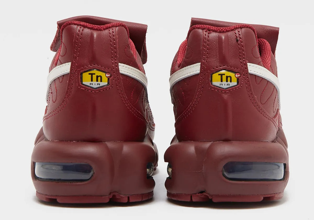 Nike Air Max Plus Tiempo Team Red en cuir rouge avec Swoosh Sail, languette rabattable inspirée de la Tiempo et unités Tuned Air visibles.