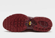 Nike Air Max Plus Tiempo Team Red en cuir rouge avec Swoosh Sail, languette rabattable inspirée de la Tiempo et unités Tuned Air visibles.