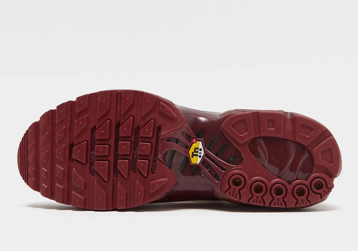 Nike Air Max Plus Tiempo Team Red en cuir rouge avec Swoosh Sail, languette rabattable inspirée de la Tiempo et unités Tuned Air visibles.