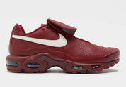 Nike Air Max Plus Tiempo Team Red en cuir rouge avec Swoosh Sail, languette rabattable inspirée de la Tiempo et unités Tuned Air visibles.