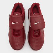 Nike Air Max Plus Tiempo Team Red en cuir rouge avec Swoosh Sail, languette rabattable inspirée de la Tiempo et unités Tuned Air visibles.