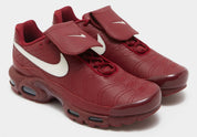 Nike Air Max Plus Tiempo Team Red en cuir rouge avec Swoosh Sail, languette rabattable inspirée de la Tiempo et unités Tuned Air visibles.
