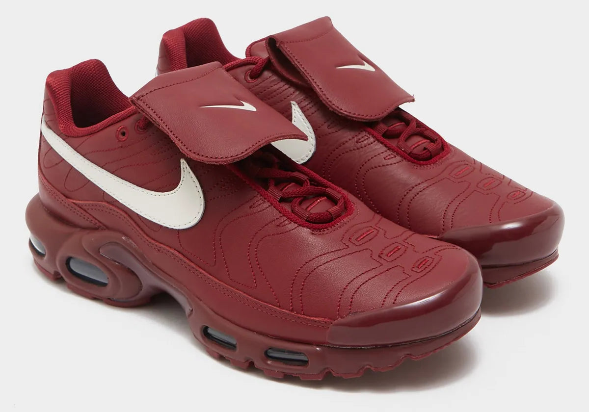 Nike Air Max Plus Tiempo Team Red en cuir rouge avec Swoosh Sail, languette rabattable inspirée de la Tiempo et unités Tuned Air visibles.