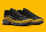 Nike Air Max Plus Bronzine beige et taupe avec tige en mesh, détails noirs, renforts ondulés et unités Air visibles.