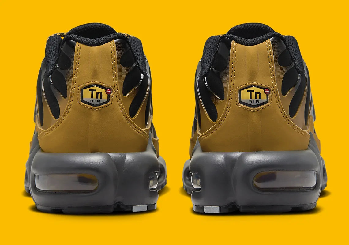 Nike Air Max Plus Bronzine beige et taupe avec tige en mesh, détails noirs, renforts ondulés et unités Air visibles.