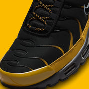 Nike Air Max Plus Bronzine beige et taupe avec tige en mesh, détails noirs, renforts ondulés et unités Air visibles.