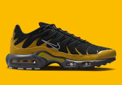 Nike Air Max Plus Bronzine beige et taupe avec tige en mesh, détails noirs, renforts ondulés et unités Air visibles.