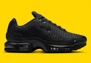 Nike Air Max Plus 7 Black noire et anthracite avec tige en mesh, renforts ondulés et unités Nike Air visibles vue de profil intérieur. 