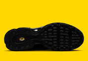 Nike Air Max Plus 7 Black noire et anthracite avec tige en mesh, renforts ondulés et unités Nike Air visibles vue de dessous. 