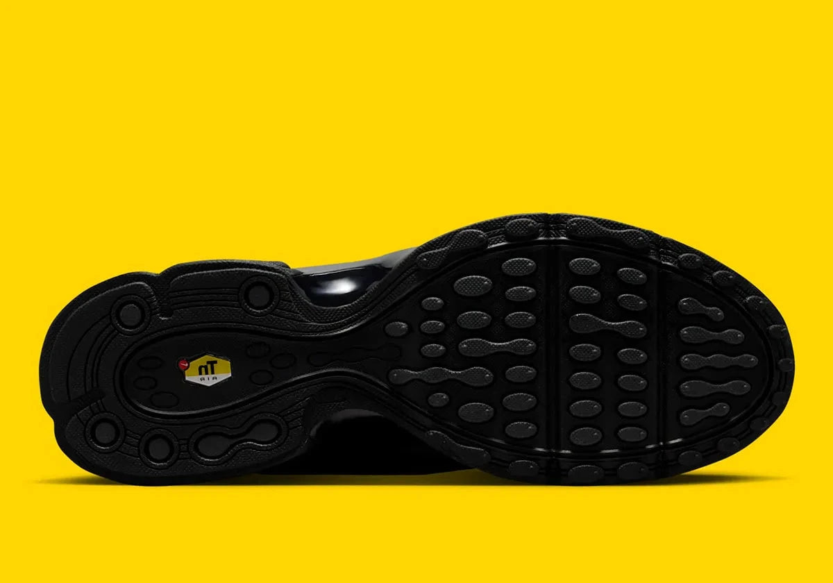 Nike Air Max Plus 7 Black noire et anthracite avec tige en mesh, renforts ondulés et unités Nike Air visibles vue de dessous. 