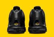 Nike Air Max Plus 7 Black noire et anthracite avec tige en mesh, renforts ondulés et unités Nike Air visibles vue de derrière. 