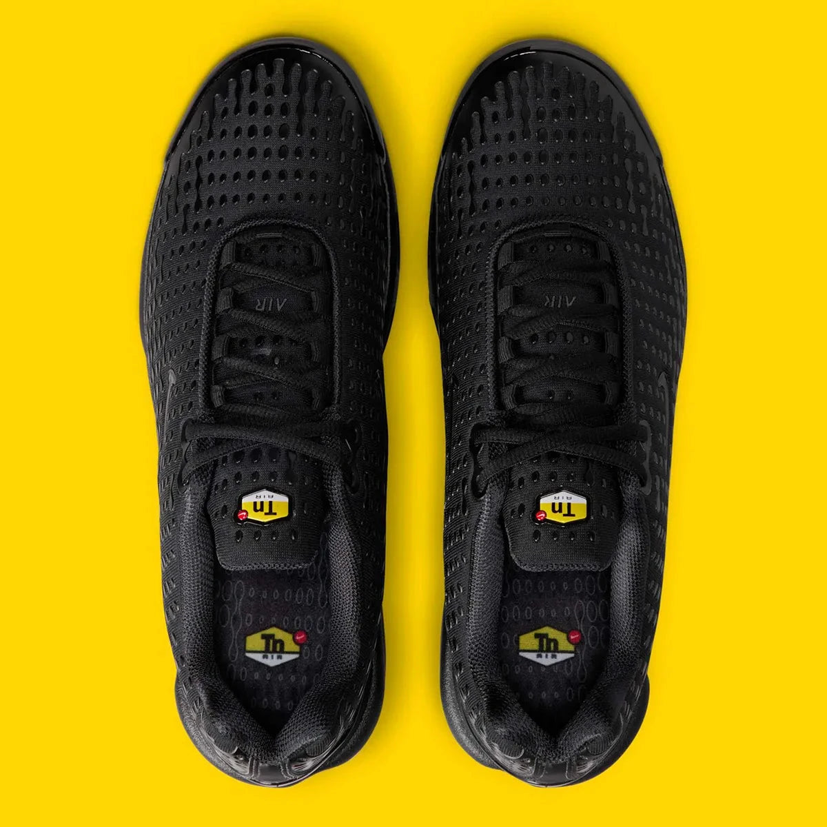 Nike Air Max Plus 7 Black noire et anthracite avec tige en mesh, renforts ondulés et unités Nike Air visibles vue du dessus. 