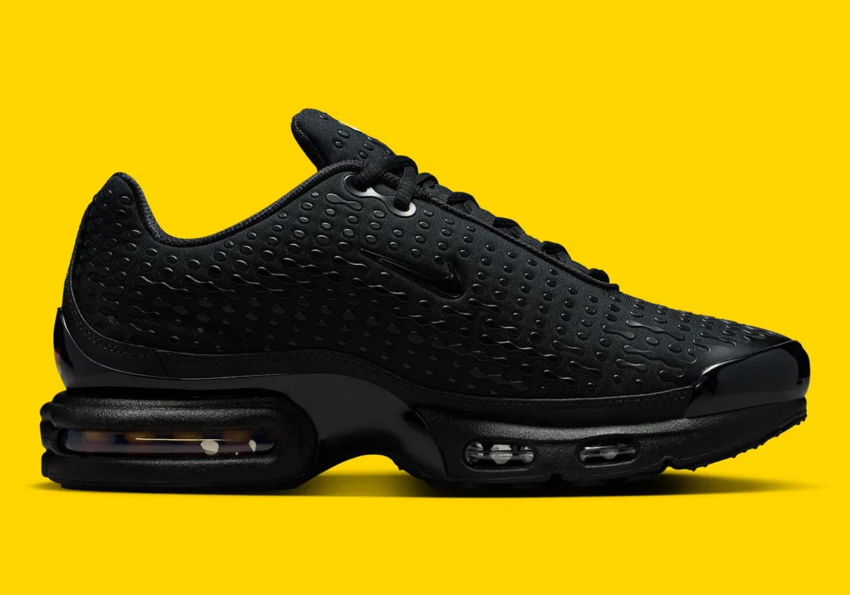 Nike Air Max Plus 7 Black noire et anthracite avec tige en mesh, renforts ondulés et unités Nike Air visibles vue de profil intérieur. 