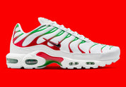 Nike Air Max Plus Italy blanche avec renforts TPU verts et rouges, Swoosh noir et unités Tuned Air visibles vue de profil. 