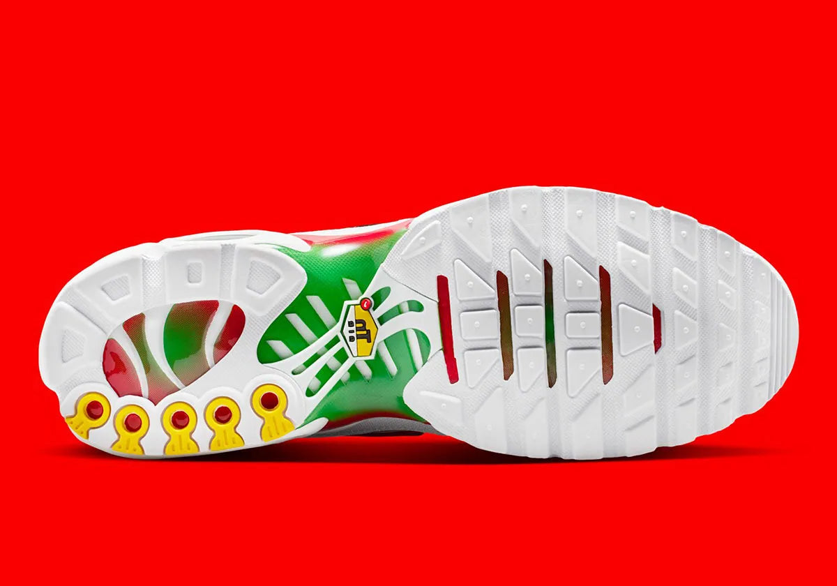 Nike Air Max Plus Italy blanche avec renforts TPU verts et rouges, Swoosh noir et unités Tuned Air visibles vue du dessous. 