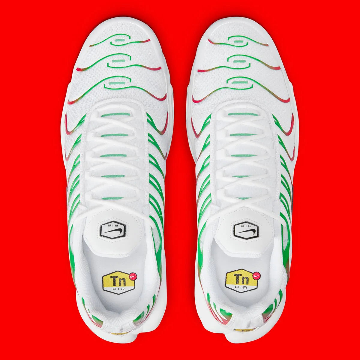 Nike Air Max Plus Italy blanche avec renforts TPU verts et rouges, Swoosh noir et unités Tuned Air visibles vue du dessus. 