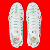Nike Air Max Plus Italy blanche avec renforts TPU verts et rouges, Swoosh noir et unités Tuned Air visibles vue du dessus. 