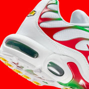 Vue zoomée sur les détails arrières de la Nike Air Max Plus Italy blanche avec renforts TPU verts et rouges, Swoosh noir et unités Tuned Air visibles.