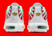 Nike Air Max Plus Italy blanche avec renforts TPU verts et rouges, Swoosh noir et unités Tuned Air visibles vues de derrière. 