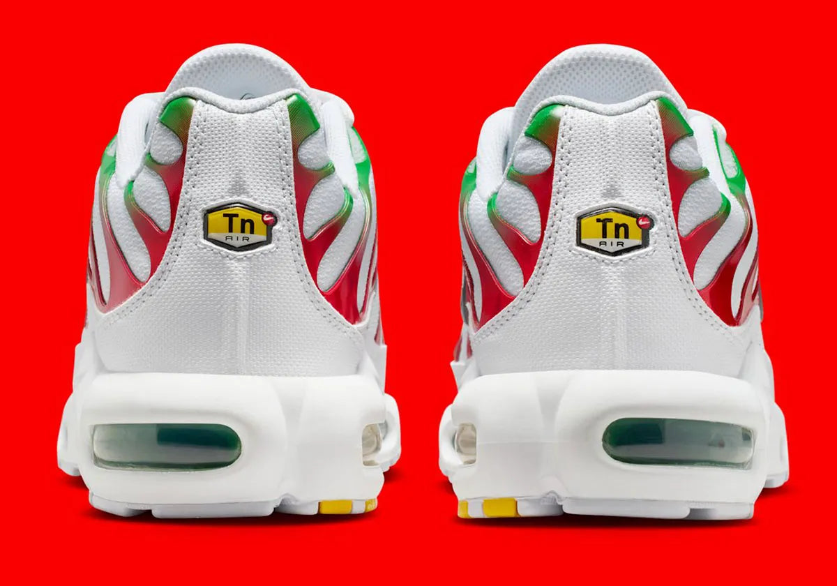 Nike Air Max Plus Italy blanche avec renforts TPU verts et rouges, Swoosh noir et unités Tuned Air visibles vues de derrière. 
