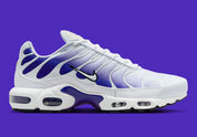 chaussures nike, air max plus tn, nike violet et blanc, swoosh apparent, vue de coté extérieur