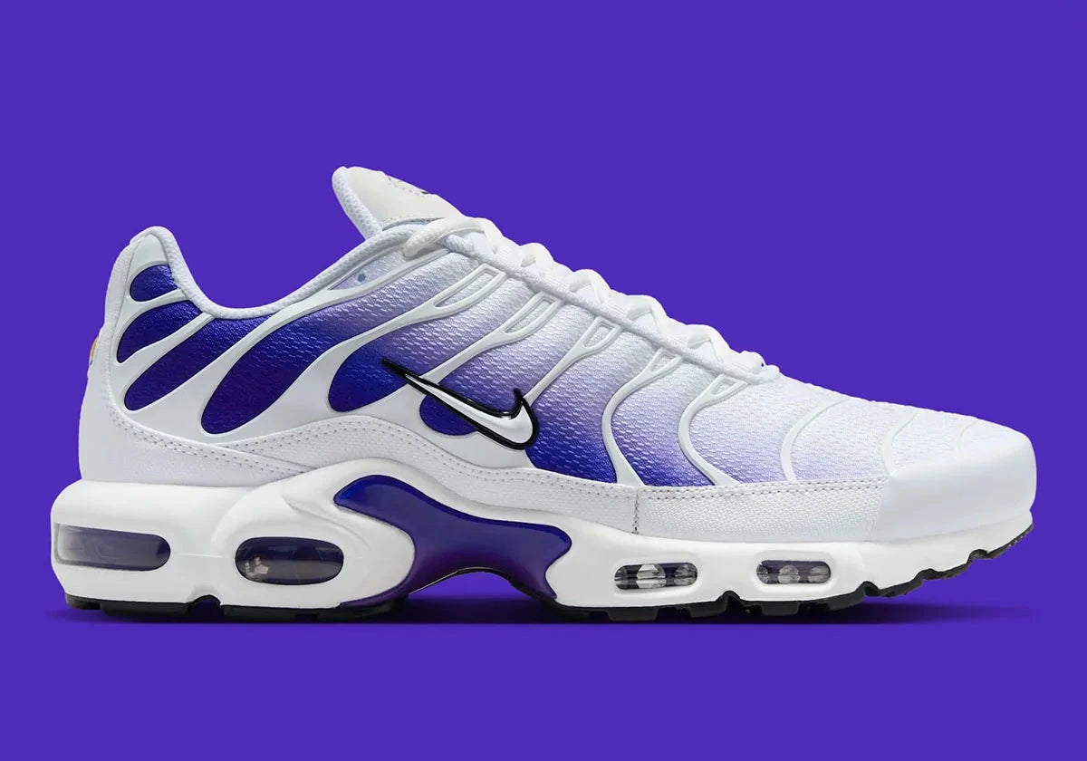 chaussures nike, air max plus tn, nike violet et blanc, swoosh apparent, vue de coté extérieur