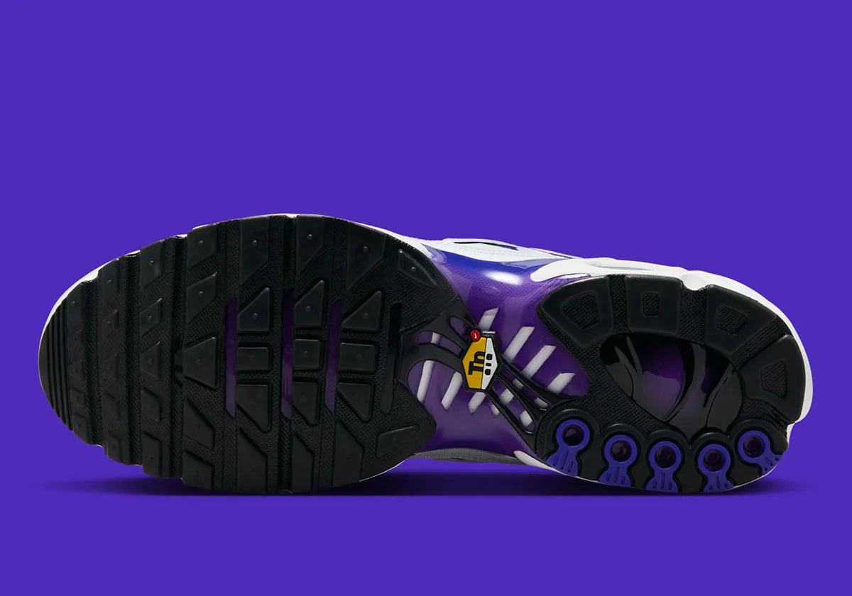 chaussures nike, air max plus tn, nike violet et blanc, swoosh apparent, vue de dessous, logo tn, semelle 