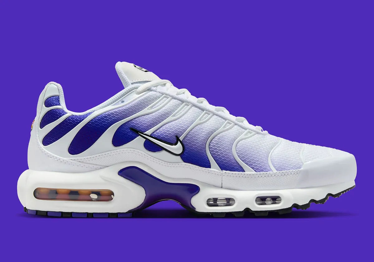 chaussures nike, air max plus tn, nike violet et blanc, swoosh apparent, vue de coté itnérieur