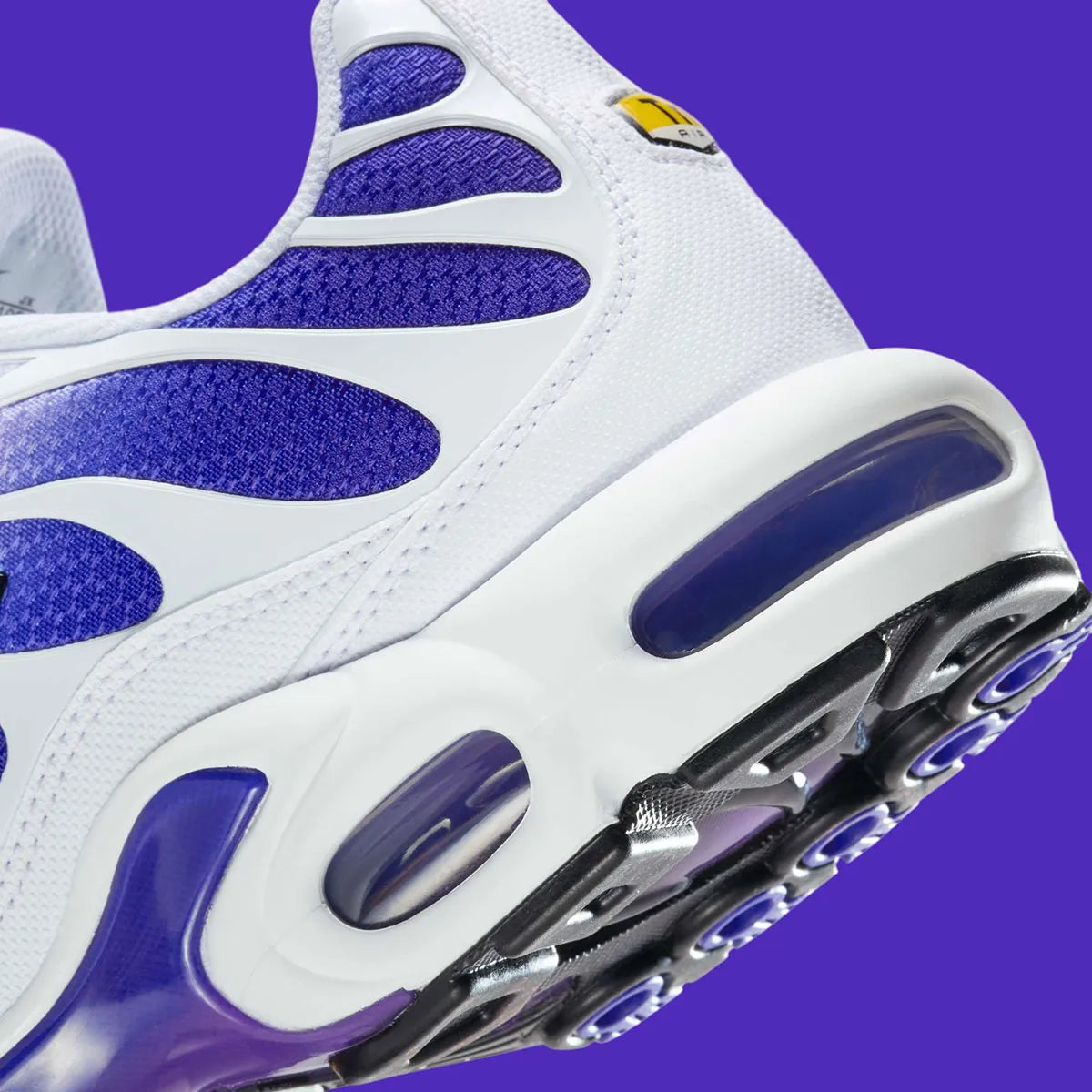 chaussures nike, air max plus tn, nike violet et blanc, swoosh apparent, vue de coté talon, logo tn 