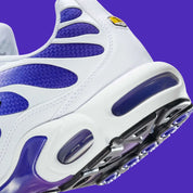 chaussures nike, air max plus tn, nike violet et blanc, swoosh apparent, vue de coté talon, logo tn 
