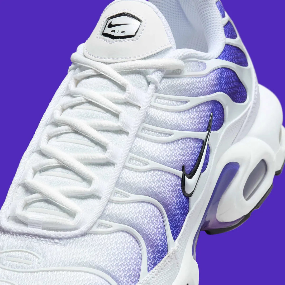 chaussures nike, air max plus tn, nike violet et blanc, swoosh apparent, vue de coté extérieur, logo air
