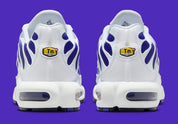 chaussures nike, air max plus tn, nike violet et blanc, swoosh apparent, vue de derrière, logo tn